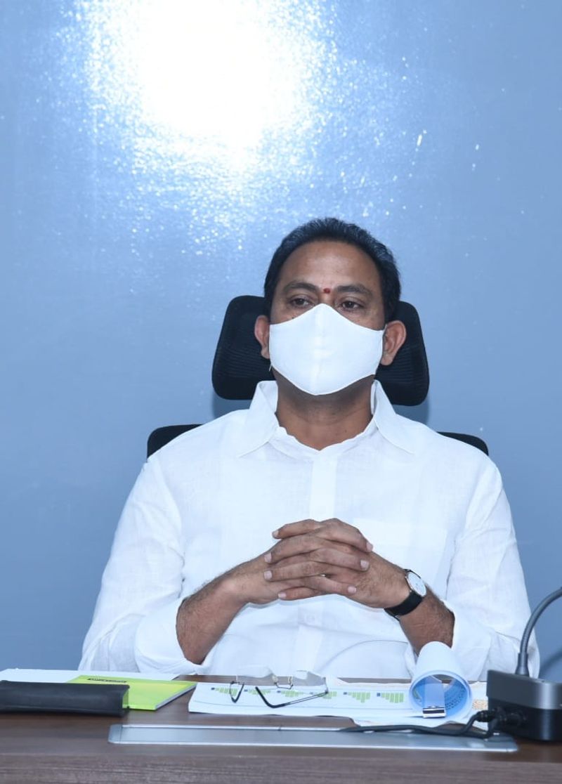 కరోనా కేసులు తగ్గు ముఖం పట్టిన అప్రమత్తంగా ఉండాలని అధికారులకు కమిటీ సూచించింది. ఇప్పటివరకు రాష్ట్ర వ్యాప్తంగా 2వేలకు పైబడి బ్లాక్ ఫంగస్ కేసులు నమోదయ్యాయని గుర్తుచేశారు. చిన్న పిల్లలుకు వైద్యం అందించడానికి అదనంగా వైద్యులు, సిబ్బంది నియామకానికి చర్యలు తీసుకోవాలన్నారు. అన్ని హాస్పిటల్స్ లో బెడ్స్ అందుబాటులో ఉంచాలని కమిటీ ఆదేశించింది.