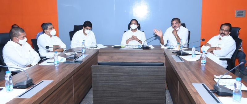 ఈ సమావేశంలో సబ్ కమిటీ సభ్యులైన మంత్రులు బొత్స సత్యనారాయణ, బుగ్గన రాజేంద్ర నాధ్ రెడ్డి, కురసాల కన్నబాబు, రాష్ట్ర ప్రభుత్వం సలహాదారులు సజ్జల రామకృష్ణా రెడ్డి, డాక్టర్ సిదిరి అప్పలరాజు, పలువురు వైద్య ఆరోగ్య శాఖ ఉన్నతాధికారులు పాల్గొన్నారు.