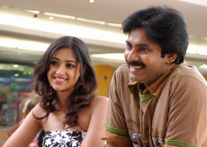 అవును `జల్సా` సినిమా నుంచి ఆయన ఇద్దరు హీరోయిన్ల సెంటిమెంట్ని ఫాలో అవుతున్నారు. ఒకరు బాగా క్రేజ్ ఉన్న స్టార్ హీరోయిన్, మరొకరు కాస్త తక్కువ పేరున్న హీరోయిన్ని తీసుకోవడం సెంటిమెంట్గా ఫాలో అవుతున్నాడు. ఇది ఆయన సెంటిమెంట్గా భావిస్తున్నాడో లేక, గ్లామర్ పరంగా ఆడియెన్స్ ని కనువిందు చేయాలని భావిస్తున్నాడో తెలియదుగానీ, ఇద్దరు హీరోయిన్లు అనేది త్రివిక్రమ్ సెంటిమెంట్ అనే ముద్ర పడిపోయింది.
