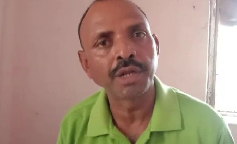 बता दें कि कांस्टेबल महेन्द्र नाथ ने कुशलगढ़ क्षेत्र में नाकेबंदी के दौरान रविवार रात विधायक के भतीजे सुनील को रोककर बाइक का चालान काट दिया। मामले की जानकारी मिलते ही गुस्साईं विधायक रमीला खड़िया मौंके पर पहुंची और कांस्टेबल को थप्पड़ जड़ दिया। साथ कहने लगीं कि तुम दो कौड़ी के विधायक हो, तुम्हारी हिम्मत कैसे हुए मेरे आदमी को रोकने की। दो मिनट में सस्पेंड करवा दूंगी।