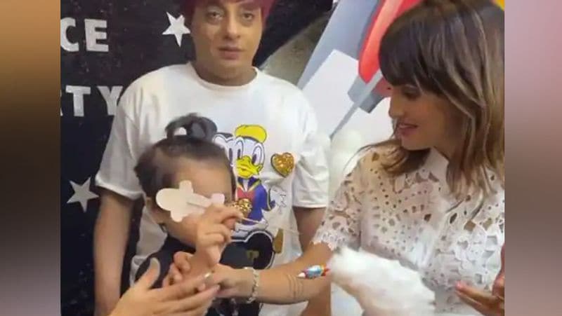 काविश ने पार्टी में मम्मी निशा रावल के साथ मिलकर केक काटा। केक कटते ही निशा ने सबसे पहले बेटे को खिलाया। काविश भी केक खाने के लिए एक्साइटेड दिखे।