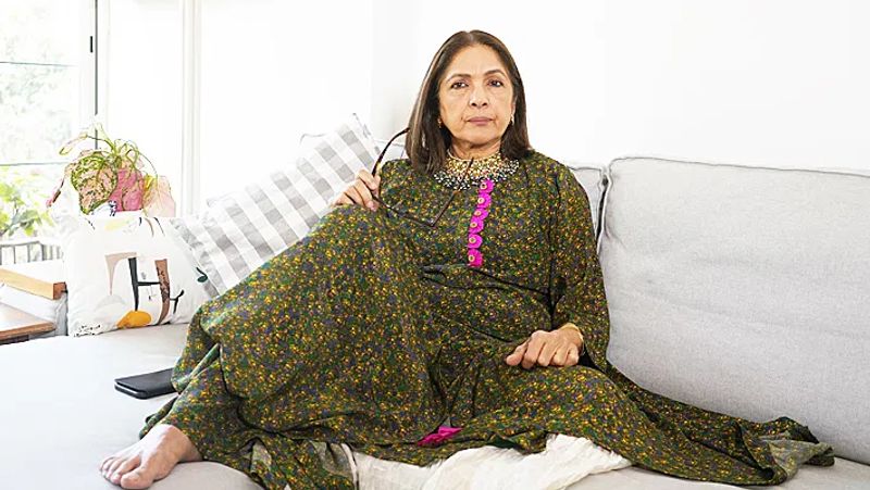 নীনা জানিয়েছেন, 'গুজরাতি লোকগানের পোশাক পরিয়ে সুভাষজির কাছে পাঠানো হয়েছিল লুক টেস্টের জন্য। আমাকে দেখেই উনি চিৎকার করে বলে ওঠেন, না-না-না। কিছু ভরো। সকলের সামনে এই কথা শুনেই লজ্জায় লাল হয়ে গেছিলাম'।
