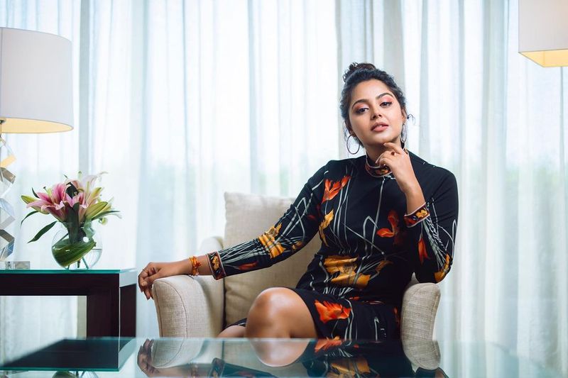 తనకు సిగ్గుపడే, ట్రెడిషనల్గా ఉండే అమ్మాయిలంటే ఇష్టమని, మోనాల్ చీరలో చాలా అందంగా ఉంటుందని చెప్పాడు. తను తన ఫ్యామిలీ మెంబర్ లాంటిదని తన లవర్ అని చెప్పకనే చెప్పాడు.