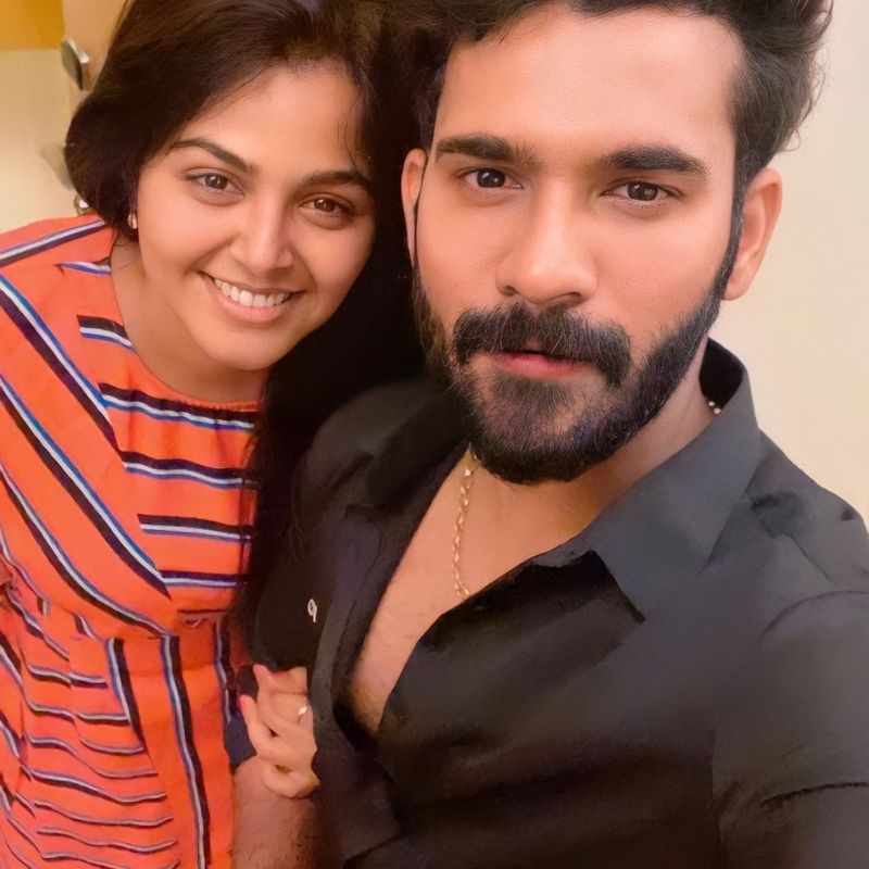 బిగ్బాస్ నాల్గో సీజన్లో మన్మథరాజాగా పాపులర్ అయ్యాడు అఖిల్ సార్థక్. టైటిల్ రన్నరప్గా నిలిచాడు. ముఖ్యంగా షోలో మోనాల్తో లవ్ స్టోరీతో పాపులర్ అయ్యాడు. ఇద్దరు డీప్ లవ్ లోకి వెళ్లిపోయారనే టాక్ వినిపించింది.
