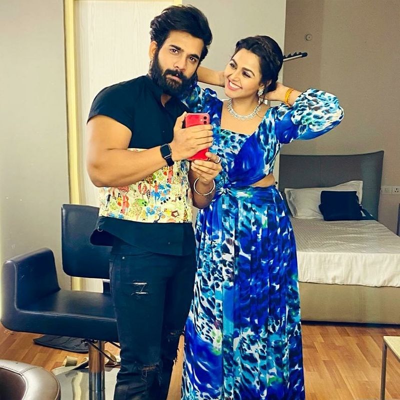 పెళ్లిపై ఇప్పుడు ఆసక్తి లేదన్నాడు. ప్రస్తుతం కెరీర్పై దృష్టి పెట్టినట్టు చెప్పారు. మోనాల్తో ఇప్పటికీ రిలేషన్ మెయింటేన్ చేస్తున్నానని, తను తన ఫ్యామిలీ లాంటిదన్నారు. అంతేకాదు ప్రతి రోజూ ఉదయాన్నే మోనాల్కి ఫస్ట్ కాల్ వెళ్తుందట. అలాగే నిత్యం గూగుల్లో ఆమె ఫోటోనే సెర్చ్ చేస్తున్నట్టు చెప్పకనే చెప్పేశాడు.