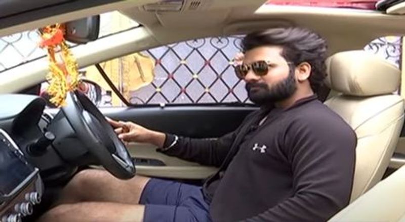 ఈ సందర్భంగా అఖిల్ కారులో సెంట్బాటిల్స్ బయటపడ్డాయి. దాదాపు పది సెంట్ బాటిల్స్ పెట్టుకున్నాడు అఖిల్. అంతేకాదు అందులో అమ్మాయిలకు సంబంధించి పర్ఫ్యూమ్ బాటిల్స్ కూడా ఉండటం విశేషం.