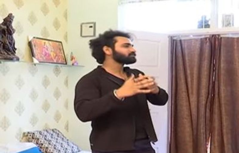 మరోవైపు విలన్గా రాణించాలనుందని తన కోరికని వెల్లడించారు. ప్రకాష్ రాజ్, జగపతిబాబులకు సన్గా విలన్ పాత్రలు చేయాలనుందని వెల్లడించాడు అఖిల్.