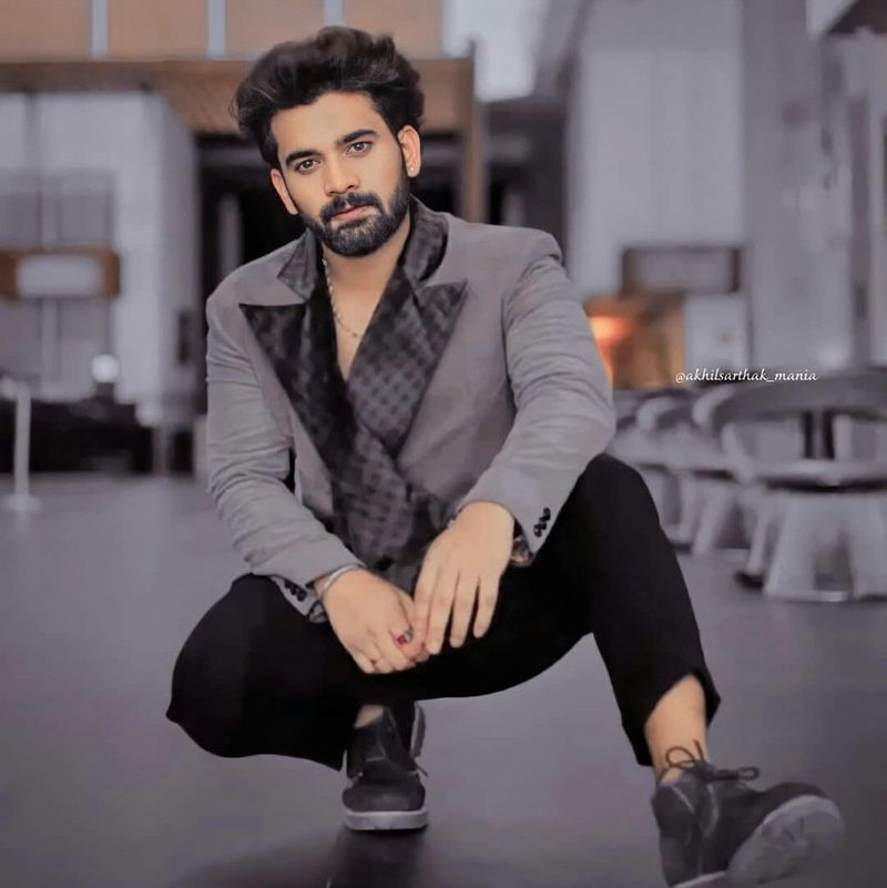 షో తర్వాత నటుడిగా స్థిరపడేందుకు ప్రయత్నిస్తున్న అఖిల్ తాజాగా ఓ టీవీ ఇంటర్వ్యూలో అనేక ఆసక్తికర విషయాలను పంచుకున్నాడు. తన పర్సనల్ విషయాలను బోల్డ్ గా చెప్పింది. తన ఇంటిని, కారుని, బెడ్రూమ్ని చూపించి ఫ్యాన్స్ కి షాక్ ఇచ్చాడు.