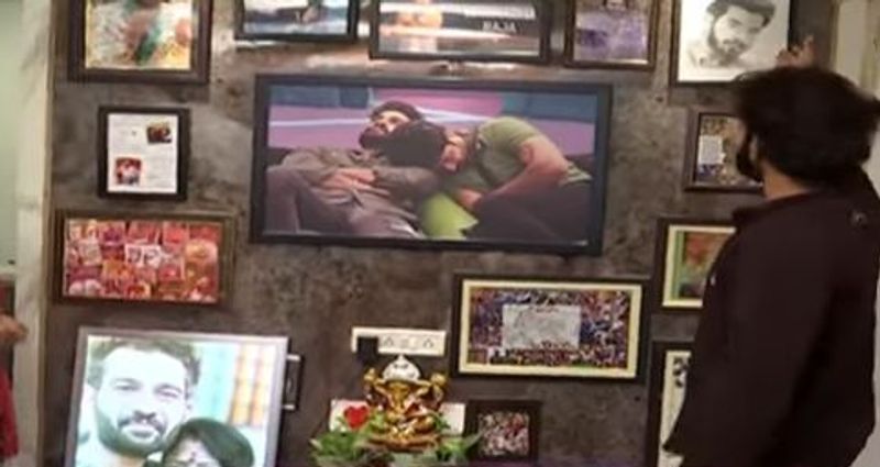 దీంతోపాటు ప్రస్తుతం `ఫస్ట్ టైమ్` అనే సినిమాలో నటిస్తున్నాడట. తనకిది డెబ్యూ అని చెప్పాడు. పలు వెబ్సిరీస్లు చేస్తున్నట్టు వెల్లడించాడు. చాలా బోల్డ్ గా తన పర్సనల్ విషయాలను పంచుకుని షాక్ ఇచ్చాడు అఖిల్.
