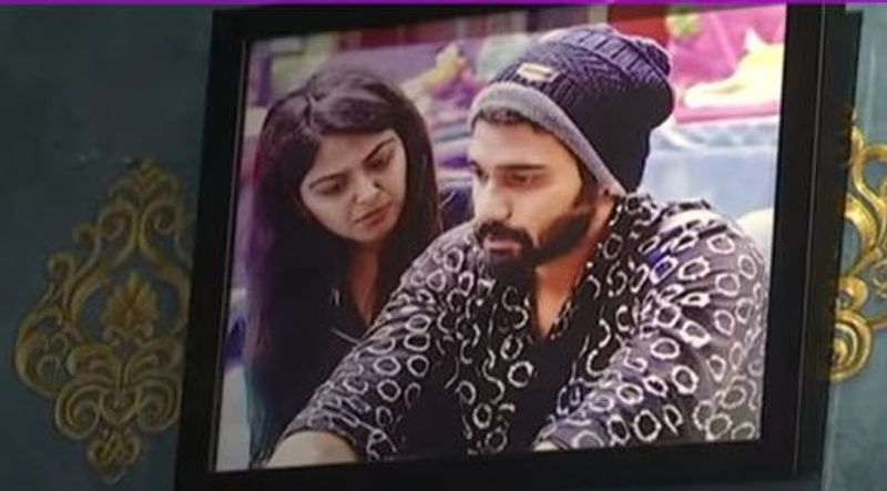 ఇదిలా ఉంటే మోనాల్ ఫోటో తన బెడ్రూమ్లో పెట్టుకోవడం విశేషం. క్లోజ్ ఫ్రెండ్స్ తోపాటు మోనాల్తో తాను ఉన్న ఫోటోని స్పెషల్గా ఫ్రేమ్ చేయించుకున్నాడు అఖిల్.