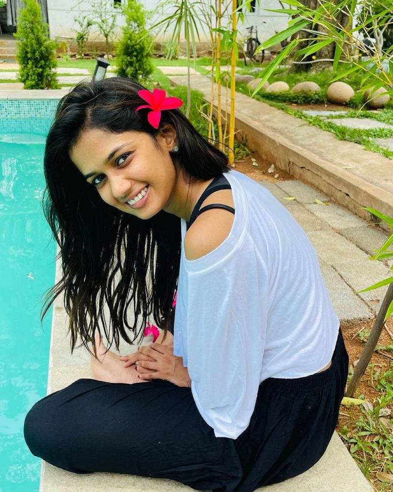 నెటిజన్లకి, ఫ్యాన్స్ కి మతిపోయేలా చేస్తున్నాయి. తెగ ఆట్టుకుంటున్నాయి.