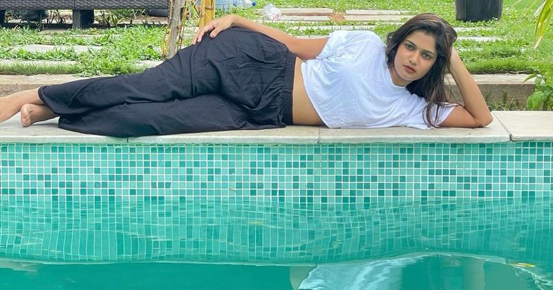 వరుసగా షోలతో బిజీగా ఉన్న అరియానా తాజాగా స్విమ్మింగ్ పూల్ ఫోటోలను పంచుకుంది. స్విమ్మింగ్ పూల్ వద్ద పూల్ డ్రెస్లో పరువాలు పోయింది.