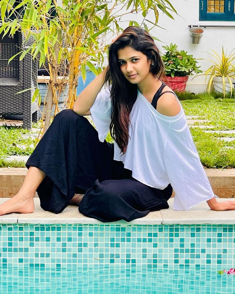 హాట్ లుక్స్ తో మత్తెక్కిస్తుంది అరియానా. నేను చాలా హాట్ గురూ అనేలా పోజులిచ్చింది. తాజాగా అరియానా పంచుకున్న పూల్ వద్ద ఫోటోలు సోషల్ మీడియాలో వైరల్గా మారాయి.