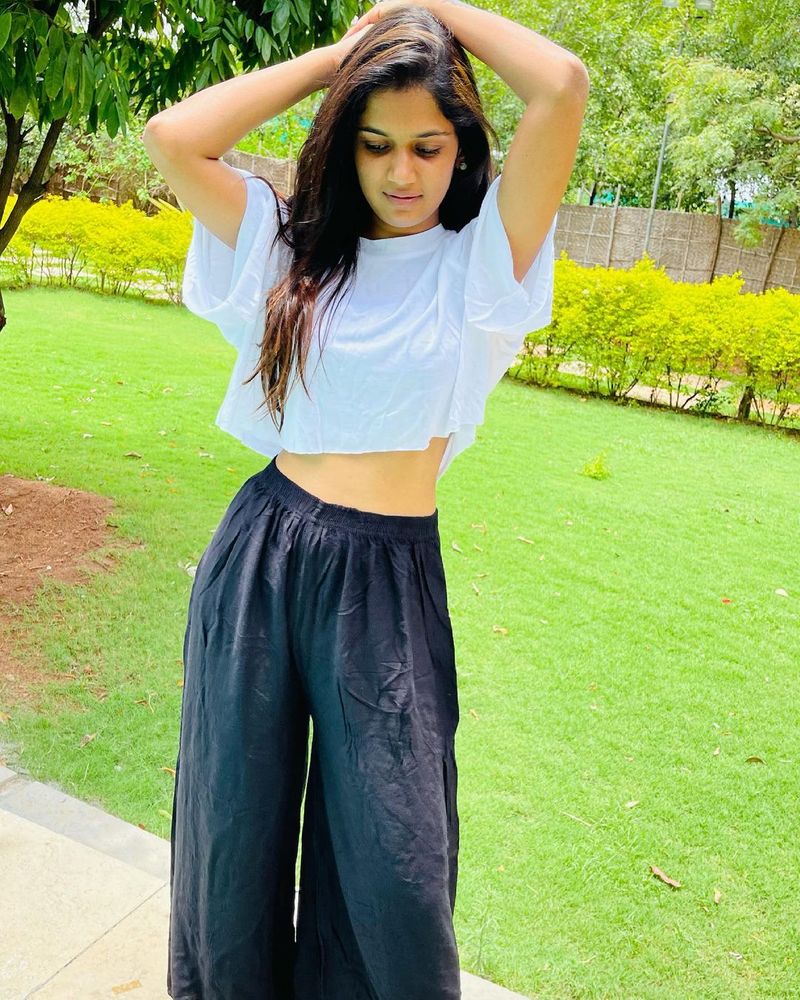 బిగ్బాస్4 భామ అరియానా బోల్డ్ భామగా పాపులర్ అయ్యింది. సోహైల్తో ఆమె చేసిన వాగ్వాదం, పోరాటం హైలైట్గా నిలిపింది. స్పెషల్ ఎట్రాక్షన్గా మారింది.