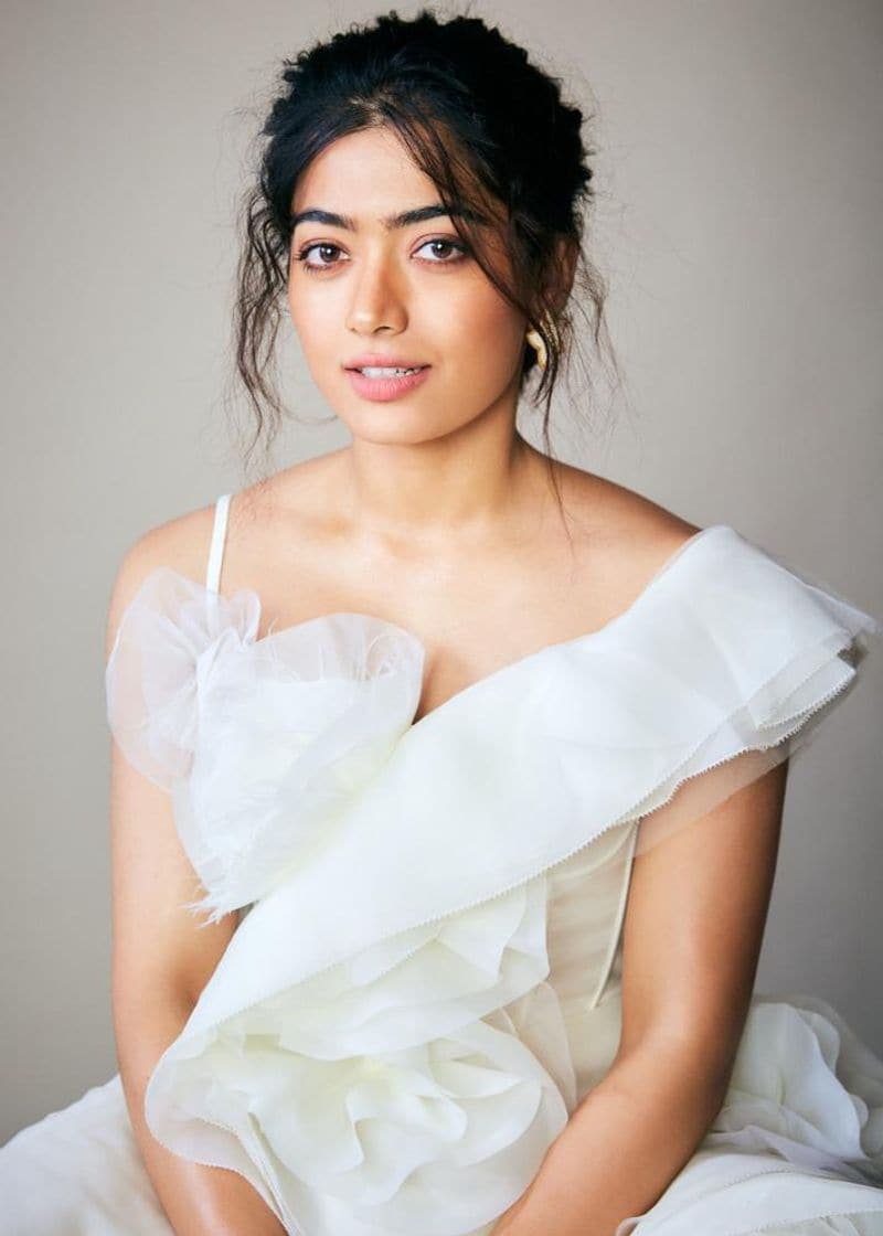 ఆమె నైట్ డ్రెస్ బాడీని గట్టిగా హత్తుకుపోగా రష్మిక ఇచ్చిన పోజు మతిపోగొట్టేలా ఉందని చెప్పొచ్చు.