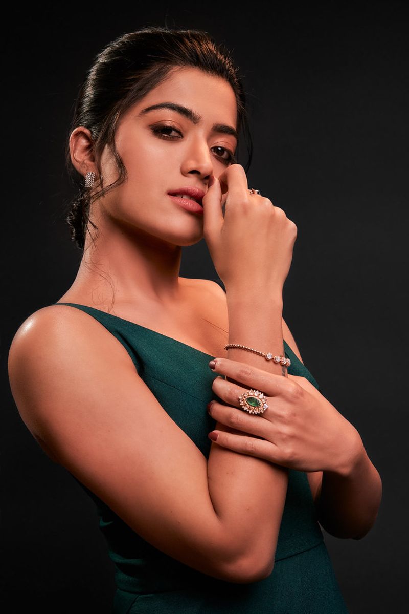 నేషనల్ గ్లామరస్ క్వీన్ అంటూ ప్రశంసలు కురిపిస్తున్నారు. పర్పుల్ కలర్ స్లీవ్లెస్ నైట్వేర్లో హోయలు పోయింది రష్మిక. థైస్ అందాలను చూపిస్తూ దిగిన ఈ సెక్సీ ఫోటో కుర్రాళ్లకి చెమటలు పట్టిస్తుంది.