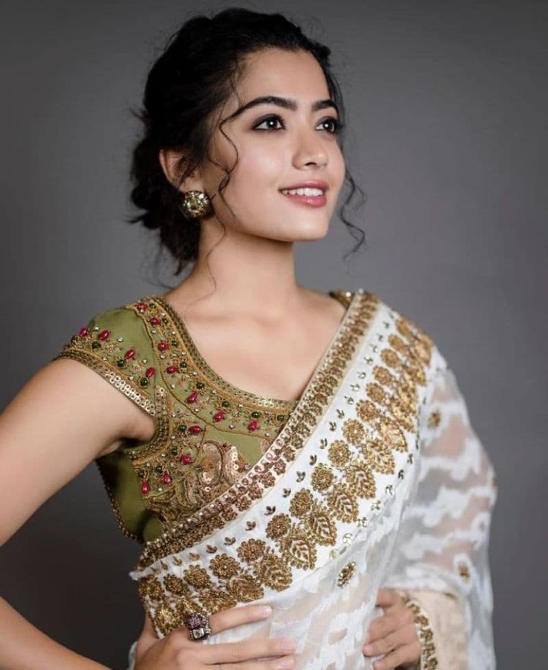 ఇక లక్షలాదిగా ఉన్న తన అభిమానులతో తరచూ సోషల్ మీడియా ద్వారా సంభాషిస్తూ ఉంటుంది రష్మిక. గుడ్ బై మూవీ షూటింగ్ కోసం ముంబై వెళ్లిన రష్మిక, షూటింగ్ గ్యాప్ లో ఫ్యాన్స్ తో సోషల్ మీడియా ఛాట్ లో పాల్గొన్నారు.