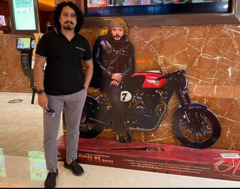 ಇಷ್ಟು ಅವಸರ ಏನಿತ್ತು ವಿಜಯ್? ನಿಮ್ಮಂತ ಕಲಾವಿದ ಬರುವುದೇ ಅಪರೂಪ. ನಿಮ್ಮ ಆತ್ಮಕ್ಕೆ ಶಾಂತಿ ಸಿಗಲಿ. ಬೈಕ್ ಸವಾರಿ ಮಾಡುವವರು ದಯವಿಟ್ಟು ಹೆಲ್ಮೆಟ್ ಧರಿಸಿ ಎಂದು ನಿರ್ದೇಶಕ ತರುಣ್ ಸುಧೀರ್ ಕೇಳಿಕೊಂಡಿದ್ದಾರೆ. 