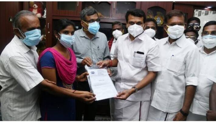 The young woman who gave the gold chain to the Chief Minister's relief fund .. MK Stalin who bought the job as told ..! The young woman who gave the gold chain to the Chief Minister's relief fund .. MK Stalin who bought the job as told ..!