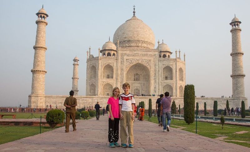 ताज महल को मुगल बादशाह शाहजहां ने अपनी पत्नी मुमताज महल की याद में बनवाया था। जो 350 साल से ज्यादा साल से लोगों के बीच आकर्षण का केंद्र बना हुआ है। सफेद संगमरमर से बने ताज को बनाने में करीब 10 साल का समय लगा था।

