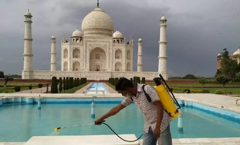 देश ही नहीं विदेश से भी लोग रोजाना लाखों की संख्या में ताज का दीदार करने लिए आते हैं। दुनियाभर में करोड़ों लोग ताज महल के दीवाने हैं। कहा जाता है कि अगर कोई विदेशी पर्यटक भारत आया और उसने अगर ताज का दीदार नहीं किया तो कुछ नहीं देखा।
