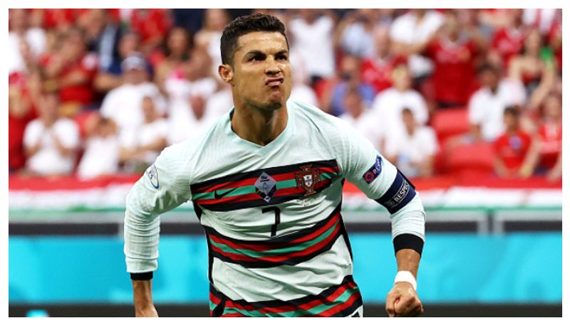 এছাড়াও ২০০৪, ২০০৮, ২০১২, ২০২১৬ ও ২০২০। বিশ্বের প্রথম ফুটবলার হিসেবে টানা ৫টি ইউরো কাপ খেলার রেকর্ড গড়লেন ক্রিশ্চিয়ানো রোনাল্ডো। 