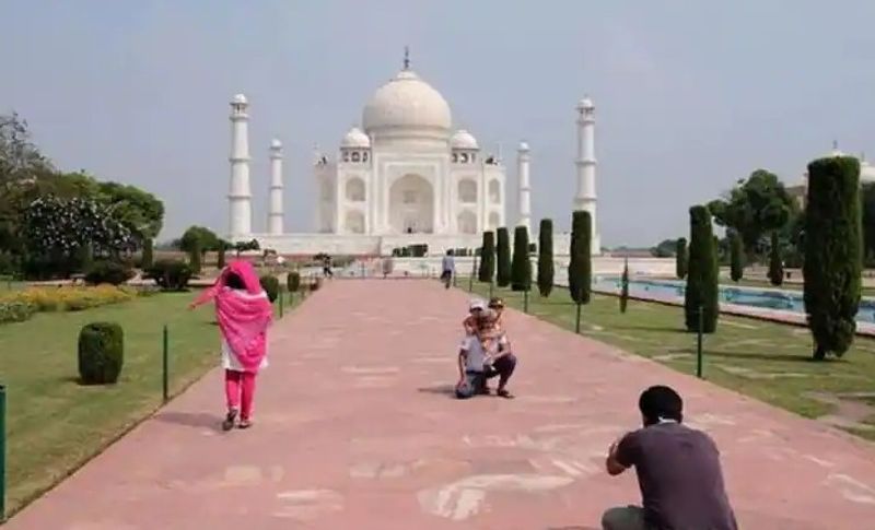 बता दें, उत्तर प्रदेश सरकार और एएसआई ने तजमहल का दीदार करने वालों के लिए गाइडलाइन और कुछ नए नियम बनाए हैं। जिसके पालन करने के बाद ही पर्यटक को एंट्री दी जाएगी। इसके लिए ऑनलाइन बुकिंग करने पर ही आप अंदर जा सकेंगे। साथ ही बिना मास्क के प्रवेश नहीं दिया जाएगा। गेट पर हाथों को सैनेटाइज करने और थर्मल स्क्रीनिंग के बाद ही लोगों की अंदर एंट्री होगी। इसी के साथ सोशल डिस्टेंसिंग फॉलो करना बेहद जरूरी होगा।