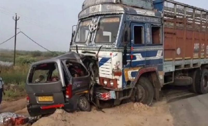 बता दें कि पुलिस अभी मृतकों की पहचान नहीं कर सकी है। कार में फंसे शवों को काफी मुश्किल से निकाला गया है। कुछ शवों की हालत इतनी खराब है कि जो किसी को भी विचलित कर सकता है। सभी शवों को तारापुर के रेफरेल हॉस्पिटल में रखवा दिया गया है। 