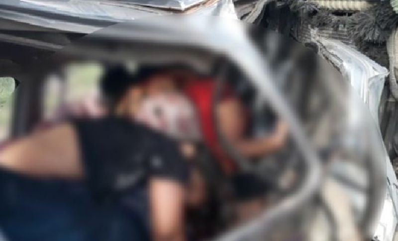 जानकारी के मुताबिक, इको कार में एक ही परिवार के लोग सवार थे, वह सूरत से भावनगर की ओर जा रहे थे। इसी दौरैन मध्य प्रदेश का नंबर प्लेट लगा ट्रक कार से टकरा गया। भिड़ंत इतनी जबरदस्त थी कि कार आधा हिस्सा पीछे की तरफ धंस गया और गाड़ी में बैठे सभी 10 लोग अंदर ही फंस गए। जिसमें सभी की मौत हो गई। वही बतााय जाता है कि ट्रक को ज्यादा नुकसान नहीं हुआ और ड्राइवर की जान भी बच गई है।