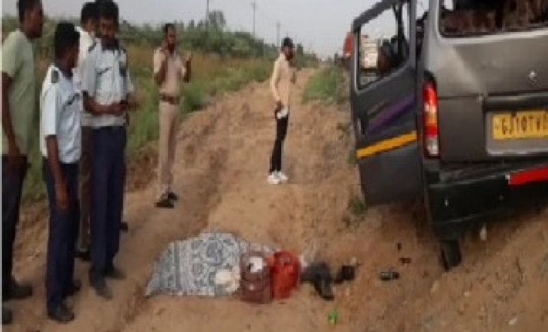 दोनों ही गाड़ियों के तेज रफ्तार में होने की वजह से भिड़ंत बहुत तेज हुई। कार बिल्कुल सामने से ट्रक में जा घुसी। कार के परखच्चे उड़ गए और अंदर बैठे सभी लोगों ने मौके पर ही दम तोड़ दिया। प्रत्यक्षदर्शियों के मुताबिक सभी शव गाड़ी में ही एक दूसरे के ऊपर पड़े रहे। (फोटो सोर्स-भास्कर)