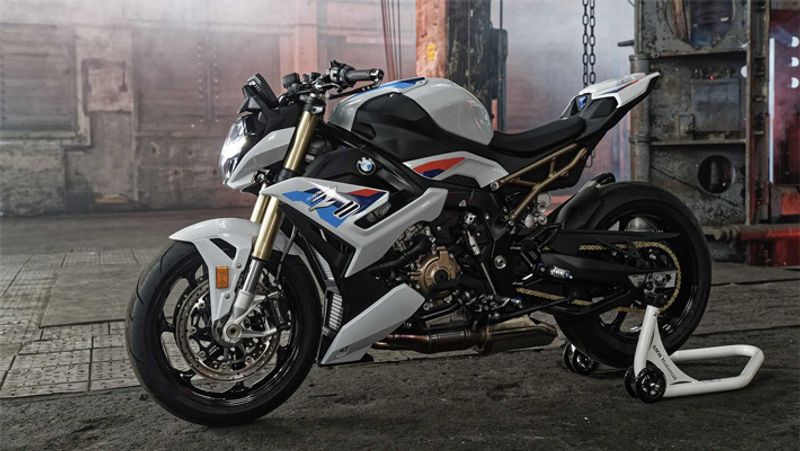 3 वेरिएंट्स की कीमत
BMW ने S 1000R को 3 वेरिएंट में लॉन्च किया गया है। स्टैंडर्ड, प्रो और प्रो एम स्पोर्ट। स्टैंडर्ड मॉडल की कीमत 17.9 लाख है, प्रो वेरिएंट की कीमत 19.75 लाख है जबकि प्रो एम स्पोर्ट सबसे महंगा और लेटेस्ट वेरिएंट है, जिसकी कीमत 22.50 लाख रुपये है। तीनों कीमतें एक्स-शोरूम की हैं।