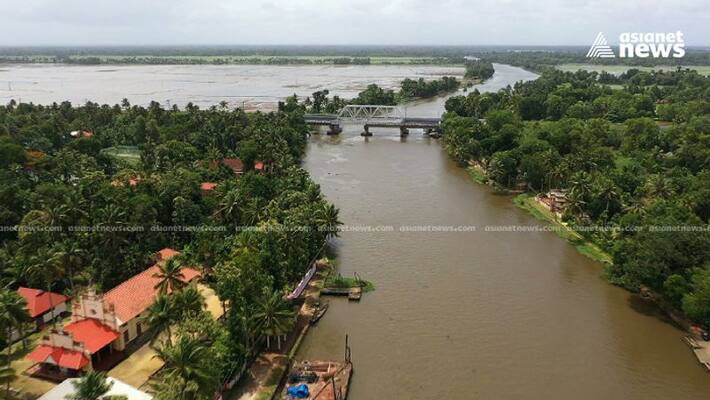 Water level is declining in Kuttanad and Upper Kuttanad region and heavy alert continues Water level is declining in Kuttanad and Upper Kuttanad region and heavy alert continues