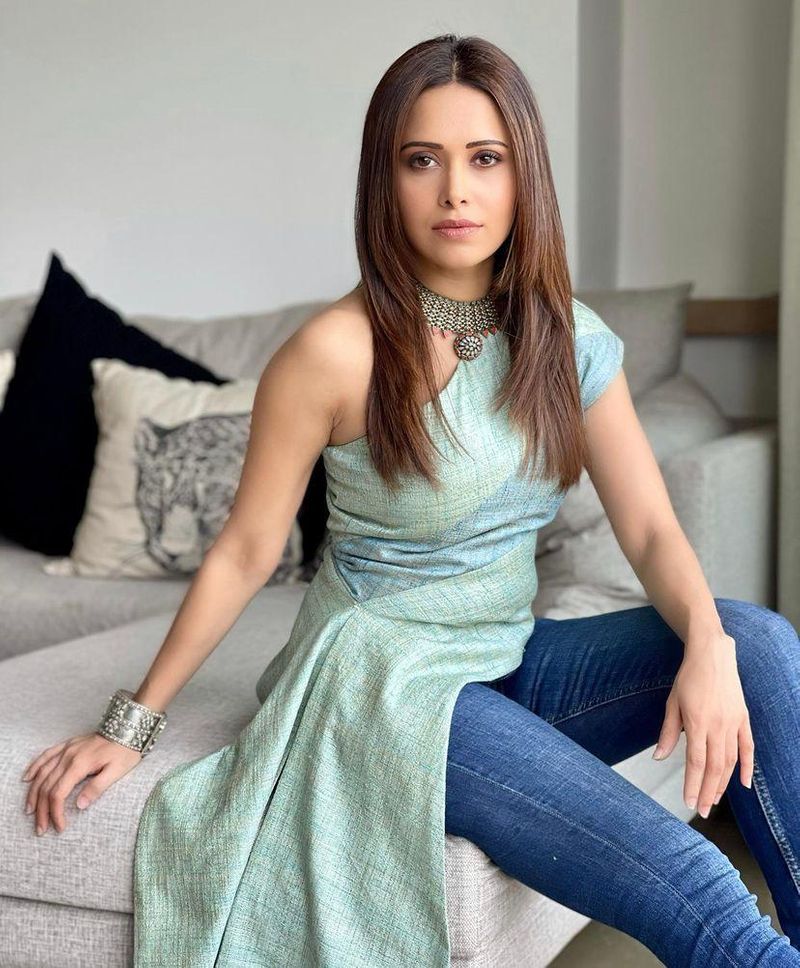 Hot as hell
Nushrratt donned an asymmetrical top with an oxidized choker during Ajeeb Daastaans virtual promotions, which ultimately became everybody's favourite.