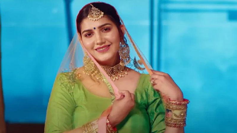 हालांकि, उसने अनदेखा किया तो मैंने ही वीर से बात करने की कोशिश की। इस पर वो शरमा गए कि अब तो उनको मुझसे बात करनी ही पड़ेगी। उस बातचीत के बाद मुझे लगा कि वीर खड़ूस नहीं, बल्कि ऐसे शख्स हैं जो बाहर से जैसा दिखता है, भीतर से वैसा नहीं होता है। फिर हम एक-दूसरे को समझने लगे।