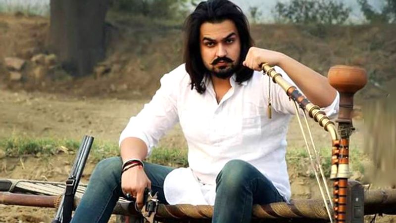 बता दें कि वीर साहू पेशे से एक सिंगर और आर्टिस्ट हैं। कई हरियाणवी गानों में वीर साहू नजर आ चुके हैं, जिनमें खलनायक, रसूख आला, जाट यार लैंडलॉर्ड और ठाडी बाडी जैसे सॉन्ग शामिल हैं। हरियाणा में वीर को बब्बू सिंह के नाम से भी जाना जाता है। वीर भी सपना की तरह ही जाट कम्युनिटी से आते हैं। 