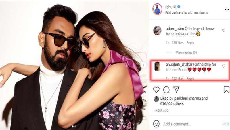 ब्रांड प्रमोशन के लिए किया फोटोशूट
ये फोटो एक चश्मों के ब्रांड शूट के लिए क्लिक की गई है। जिसमें अथिया और केएल राहुल बहुत ही धांसू कपल लग रहे हैं। एक तरफ जहां राहुल ने ब्लैक ब्लैजर और व्हाइट हाईनेक पहन रखी है, तो वहीं अथिया डार्क ब्लू और पर्पल कलर की ड्रेस में बहुत ही खूबसूरत लग रही हैं।