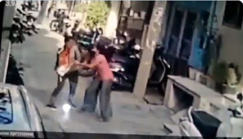 మొదలు షాక్ అయిన ఆమె ఆ తరువాత ఫోన్ ఇవ్వకుండా గట్టిగా పట్టుకోవడంతో.. ఇద్దరి మధ్య పెనుగులాట జరిగింది. ఫోన్ ఎంతకూ ఒదలకపోవడంతో నిందితురాలు బాధితురాలిని రాయి తీసుకుని కొట్టి ఫోన్ లాక్కుంది.
అయితే మరో షాకింగ్ విషయం ఏంటంటే.. ఫోన్ లాక్కున్న తరువాత పారిపోకుండా నింపాదిగా వెనక్కి తిరిగి నడిచివెళ్లడం. నిందితురాలి పేరు జ్యోతి అని తెలిసింది. 