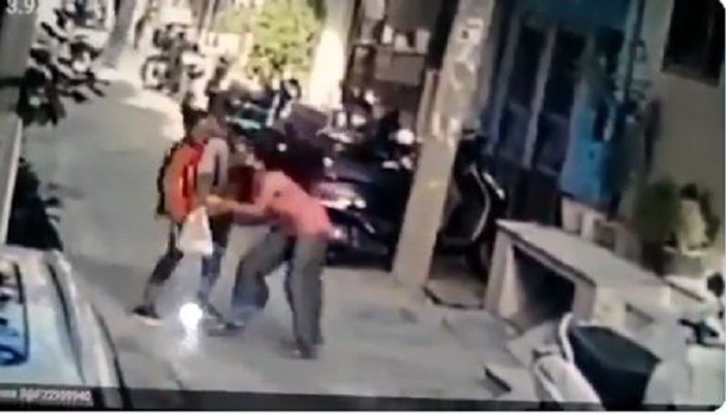 ఈ నెల ప్రారంభంలో, 19యేళ్ల ఓ యువకుడు తన తండ్రి పుట్టినరోజు కోసం కేక్ కొనడానికి బైటికి వస్తే.. నలుగురు వ్యక్తులు పొడిచి చంపిన సంగతి తెలిసిందే. వారినుంచి తప్పించుకోవడానికి అతను పెనుగులాడడం.. నలుగురు నిందితులు కునాల్ను పలుసార్లు పొడిచి చంపడం సిసిటివి ఫుటేజీలో కనిపించింది. ఈ సంఘటన దక్షిణ ఢిల్లీలోని అంబేద్కర్ నగర్లో జరిగింది.