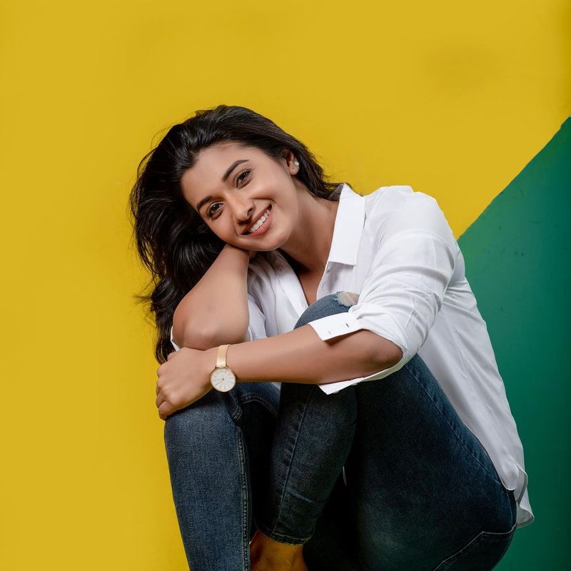 కమల్ హాసన్-శంకర్ కాంబినేషన్ లో తెరకెక్కుతున్న భారతీయుడు 2 మూవీలో ప్రియా భవాని నటిస్తున్నారు. కాలం కలిసి వస్తే కోలీవుడ్ స్టార్ హీరోయిన్ గా ప్రియా భవాని పరి