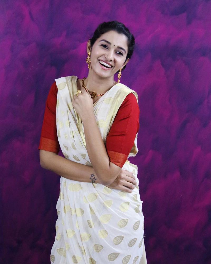 ప్రియా సమాధానం చూస్తుంటే.. నాకు గురించి ఏమి తెలియకుండా పెళ్లి చేసుకొని ప్రమాదం కొనితెచ్చుకోకు అన్నట్లు ఉంది. మరి ఈ రోజుల్లో పెళ్లి చేసుకోవాలంటే ఒకరి గురించి ఒకరికి క్షుణ్ణంగా తెలిస్తేనే బెటర్.