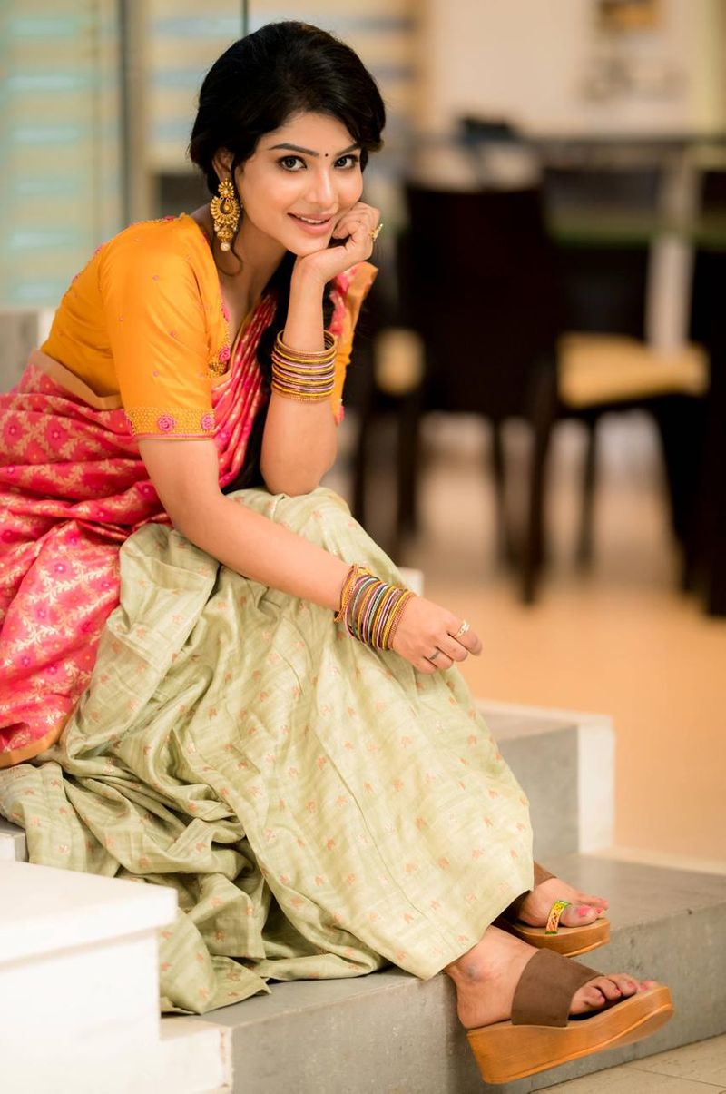 கவர்ந்திழுக்கும் காந்த கண்கள் 