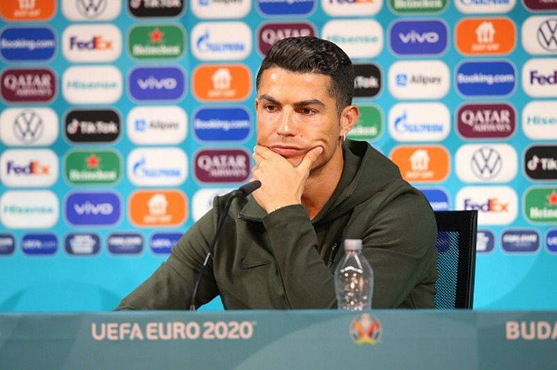 Cristiano Ronaldo é uma estrela do futebol português, um dos maiores do mundo.  Recentemente, liderou a sua seleção nacional no Campeonato da Europa de 2020.