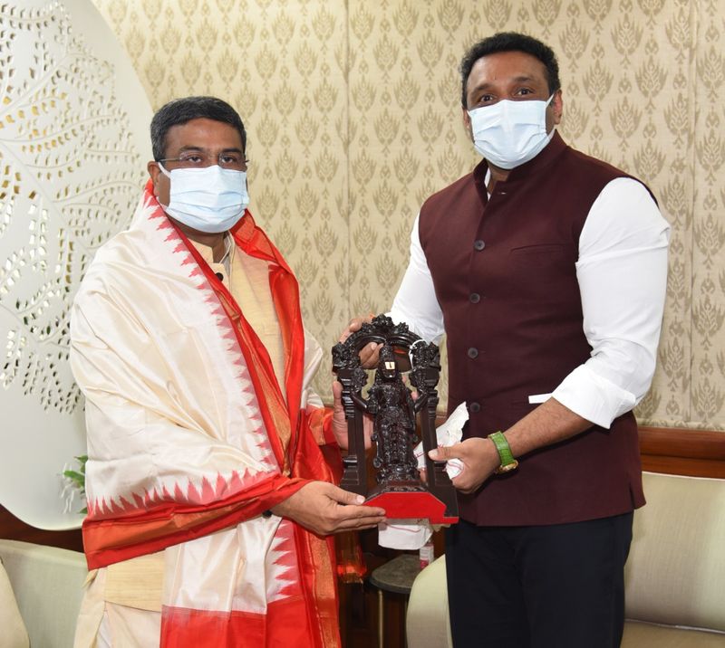 న్యూఢిల్లీ: ఇటీవల ముఖ్యమంత్రి జగన్ ఢిల్లీ పర్యటనలో కేంద్ర పెట్రోలియం, సహజవాయువు శాఖల మంత్రి ధర్మేంద్ర ప్రధాన్ ని కలిసి పెట్రో కాంప్లెక్స్ ఏర్పాటుపై చర్చించిన విషయం తెలిసిందే. ఈ సమావేశానికి కొనసాగింపుగా ఇవాళ ఏపీలో పెట్రో కెమికల్ కారిడార్ ఏర్పాటు గురించి కేంద్రమంత్రితో రాష్ట్రం తరపున పరిశ్రమల శాఖా మంత్రి మేకపాటి గౌతమ్ రెడ్డి మరోసారి చర్చించారు. ఢిల్లీలోని శాస్త్రిభవన్ లో కేంద్ర మంత్రితో భేటీ అనంతరం మేకపాటి మాట్లాడారు.