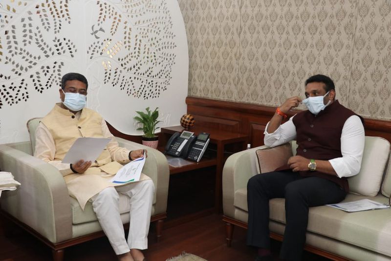 ''ఆంధ్రప్రదేశ్ లో పెట్రో కెమికల్ కారిడార్ ఏర్పాటుకు కేంద్రం సుముఖంగా వుంది. రూ.25 వేల కోట్లతో పెట్రో కెమికల్ కారిడార్ ఏర్పాటు కానుంది. వ్యవస్థాపక నిర్మాణాల దృష్ట్యా సమగ్ర ఇంటిగ్రేటెడ్ ప్రాజెక్టు స్థాపనకు కేంద్రం ముందడుగు వేస్తోంది. పూర్తి స్థాయిలో ప్రాజెక్టు నిర్మిస్తే 50 లక్షలకు పైగా ఉపాధి అవకాశాలు లభిస్తాయి. రానున్న 2,3 ఏళ్లలో పెట్రో కెమికల్ రంగంలో పెట్టుబడుల ప్రవాహం రానుంది. ఈస్ట్ కోస్ట్ కారిడార్ లో రూ. 25 నుంచి 30 వేల కోట్ల పెట్టుబడులు రానున్నాయి'' అని మేకపాటి తెలిపారు.