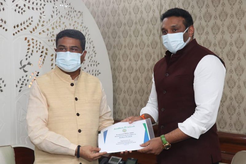 ''కేంద్ర, రాష్ట్ర ప్రభుత్వాలు అనుకున్నవి అనుకున్నట్లు జరిగితే అనుబంధ పరిశ్రమలు కలుపుకొని 2 లక్షల కోట్ల పెట్టుబడులకు అవకాశం వుంది. ఎట్టి పరిస్థితుల్లో పెట్రో కెమికల్ ప్రాజెక్టు పూర్తికి కేంద్రం నుంచి పూర్తి సహకారం వుంటుంది. ఇటీవల పెట్రోల్ లో ఇథనాల్ వినియోగం 10 శాతం నుంచి 20 శాతానికి కేంద్ర ప్రభుత్వం పెంచిన నేపథ్యంలో రాబోయే రోజుల్లో ఇథనాల్ రంగంలో మరిన్ని పెట్టుబడులు రానున్నాయి'' అని మంత్రిపేర్కొన్నారు.