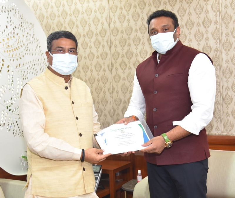 ''రిఫైనరీ సామర్థ్యం పెంచాలనుకోవడం, మొలాసిస్ ఉత్పత్తి ఎక్కువగా చక్కెర కర్మాగారాల ద్వారా వస్తున్నదాని ద్వారా ఇథనాల్ గా మార్చడం కోసం ప్రత్యేకంగా రూ.1000 కోట్లతో గ్రీన్ ఫీల్డ్ రిఫైనరీకి కూడా కేంద్రం గ్రీన్ సిగ్నల్ ఇచ్చింది. పెట్రో కెమికల్ కాంప్లెక్స్ గురించి ప్రాజెక్టు రిపోర్ట్ ప్రజంటేషన్ ఇవ్వడం జరిగింది. వయోబిలిటీ గ్యాప్ ఫండింగ్ పైనా కేంద్ర, రాష్ట్ర కార్యదర్శులు ప్రణాళిక సిద్ధం చేయడానికి దిశానిర్దేశం జరిగింది. రాష్ట్ర ప్రభుత్వ ప్రధాన కార్యదర్శి, పరిశ్రమలు, పెట్టుబడుల శాఖ ప్రత్యేక ప్రధాన కార్యదర్శి నేతృత్వంలో చర్యలు తీసుకోనున్నారు. ఆ తర్వాత కేంద్రం ఆమోదంతో ప్రాజెక్టు పనులు మొదలుకానుంది. అదే జరిగితే ప్రైవేటు పెట్టుబడులు కూడా అనేకం వస్తాయి'' అన్నారు.
