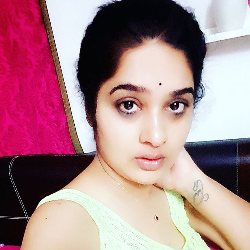 తెలుగు సీరియల్ నటి, టాలీవుడ్ క్యారెక్టర్ ఆర్టిస్ట్ శైలజా ప్రియా ఇన్స్టాగ్రామ్ ఫోటోలు... (https://www.instagram.com/priyaartist/)
