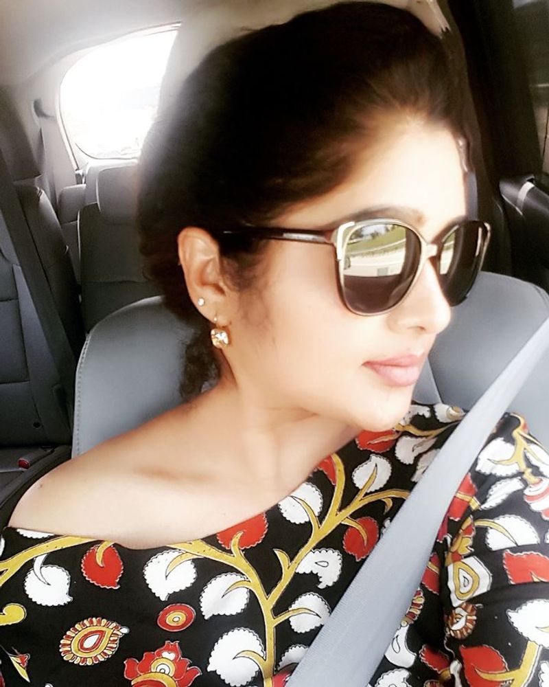 తెలుగు సీరియల్ నటి, టాలీవుడ్ క్యారెక్టర్ ఆర్టిస్ట్ శైలజా ప్రియా ఇన్స్టాగ్రామ్ ఫోటోలు... (https://www.instagram.com/priyaartist/)