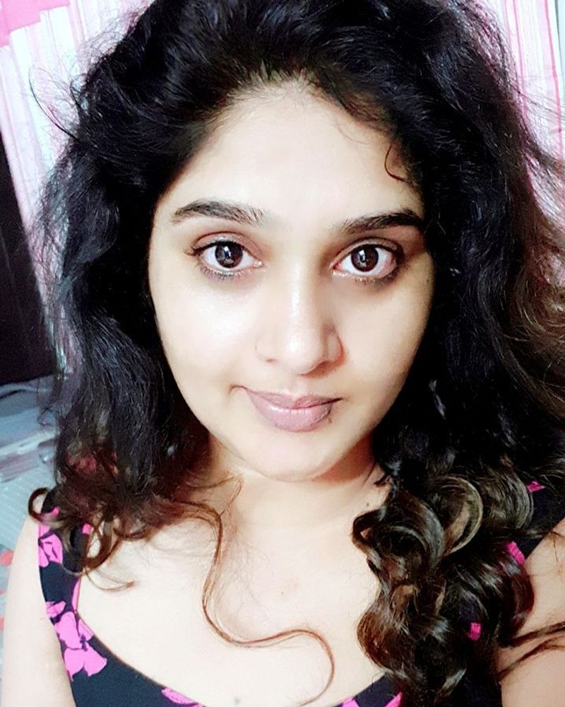 తెలుగు సీరియల్ నటి, టాలీవుడ్ క్యారెక్టర్ ఆర్టిస్ట్ శైలజా ప్రియా ఇన్స్టాగ్రామ్ ఫోటోలు... (https://www.instagram.com/priyaartist/)