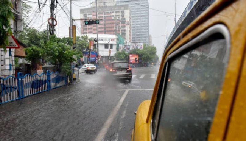 এদিন দুই ২৪ পরগনাতেও ভারী বৃষ্টি হওয়ার সম্ভবনা রয়েছে। ১৯ তারিখের পর থেকে বৃষ্টির পরিমাণ একটু কমবে সব জায়গায়। ১৯ তারিখ পর্যন্ত মৎস্যজীবীদের সমুদ্র যেতে মানা।
